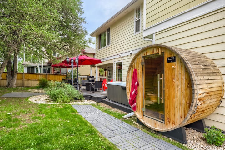 Stylish North Boulder Home Hot Tub + Barrel Sauna - Boulder, CO