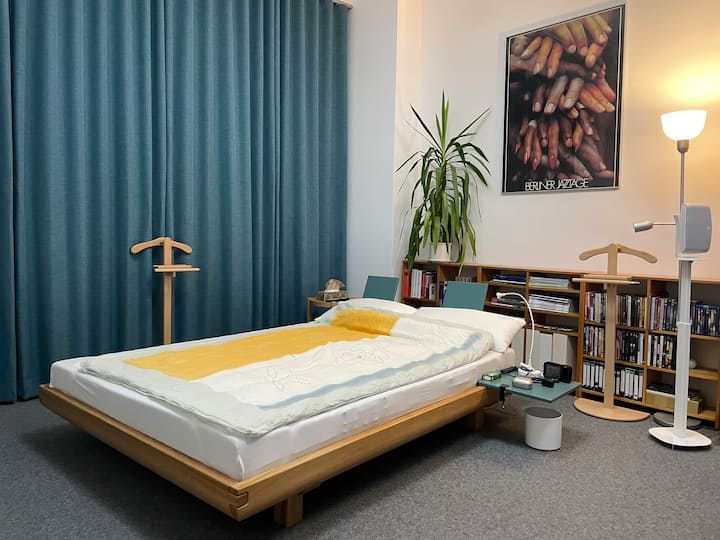 Schlafzimmer 1: Vor dem Fenster steht das 160 cm Doppelbett (queen sized bed) 
