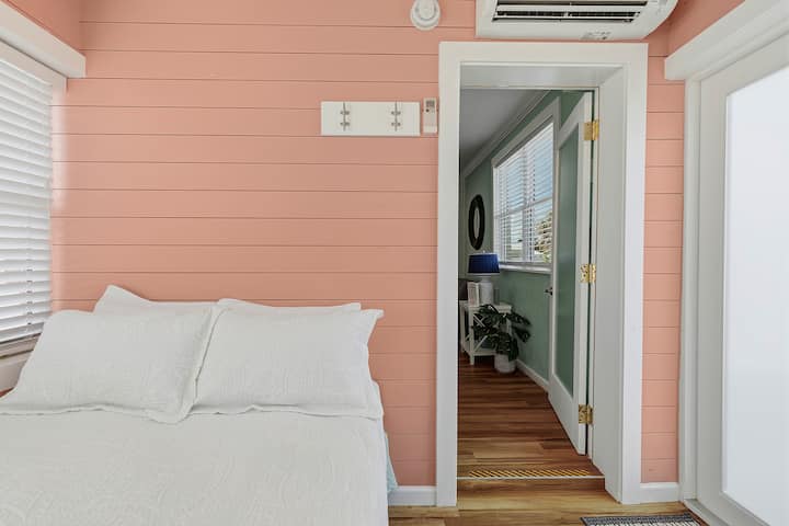 Dormitorio con cama doble