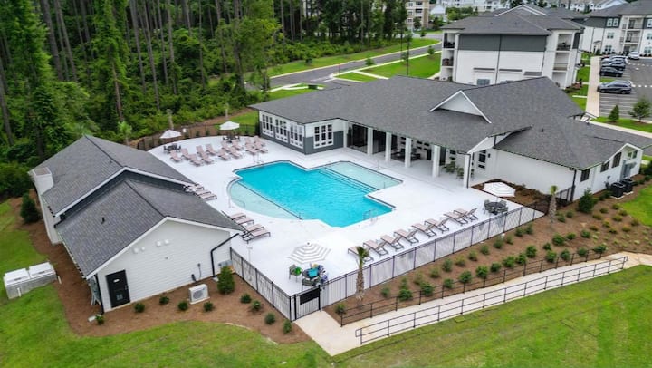 Modern Lakeview Oasis | King Bed • Gym • Pool - Jacksonville, FL