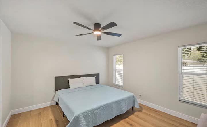 El dormitorio principal ofrece una lujosa cama tamaño king, un espacioso tocador, un televisor de pantalla plana y un baño privado en suite para la máxima comodidad y conveniencia.