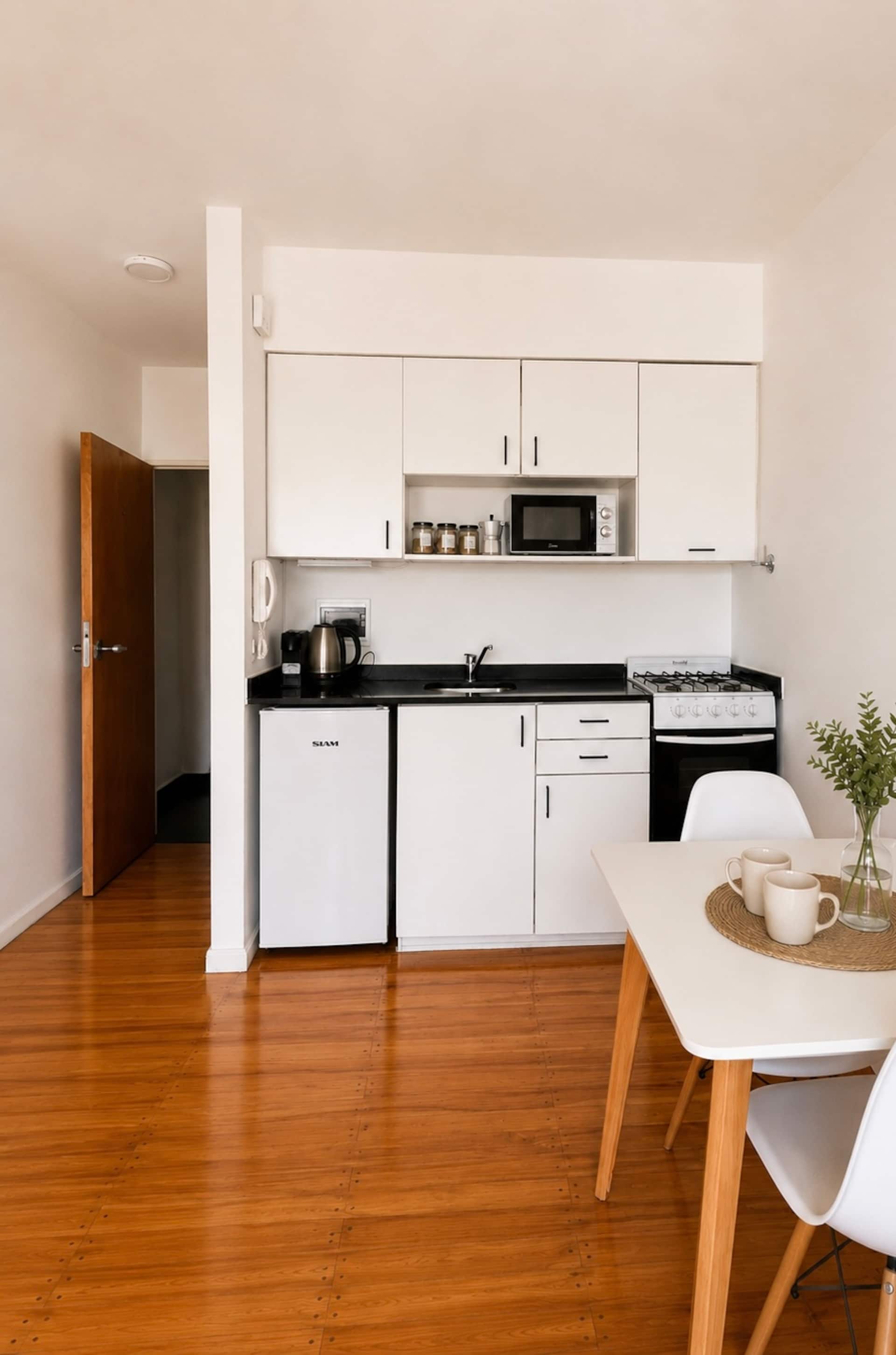 Estudio con balcón y pileta