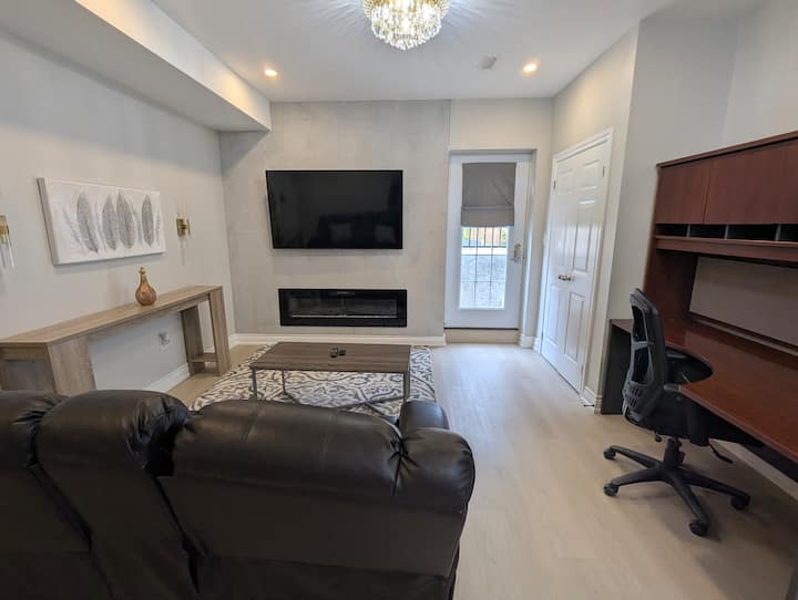 Modern Designer Suite Minutes To Thermëa Spa - Whitby
