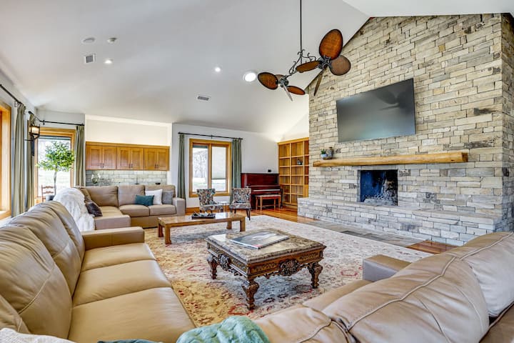 Post Oak Estate | Pool, Barn, 2 Guest Homes, 16 Ac - Keene, TX