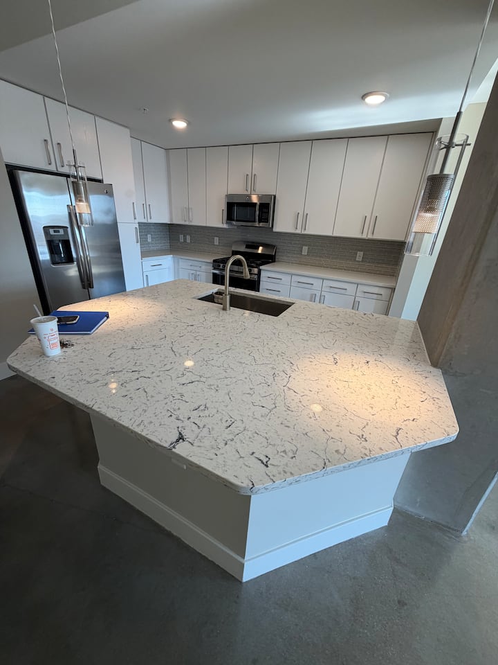 Luxury Mid-rise Downtown! - Houston, TX