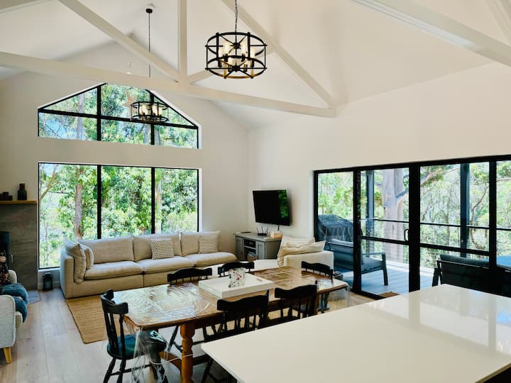 Serene Scandi Riverbank House - Walpole