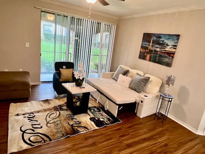 The Breeze, (Sleeps 4 In A Cozy Taste Of Europe) - Irving, TX