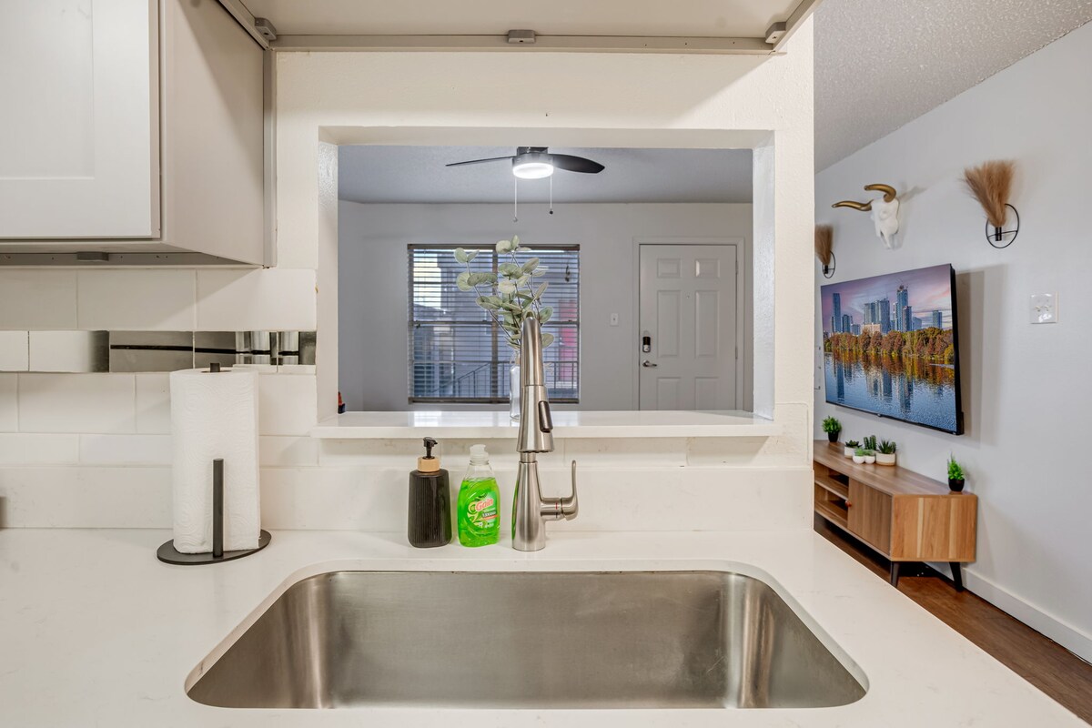 Cozy & Stylish Condo - 4 Mins from Downtown Austin