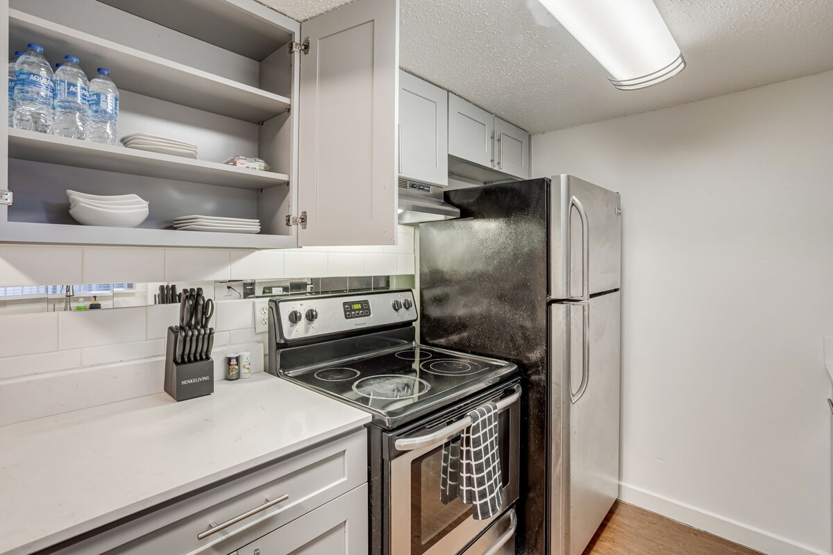Cozy & Stylish Condo - 4 Mins from Downtown Austin