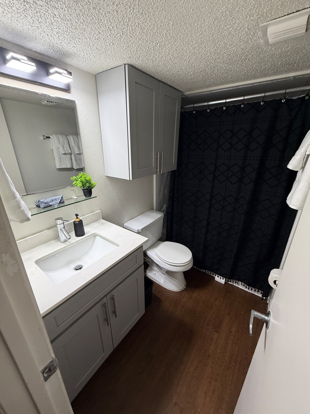 Cozy & Stylish Condo - 4 Mins from Downtown Austin