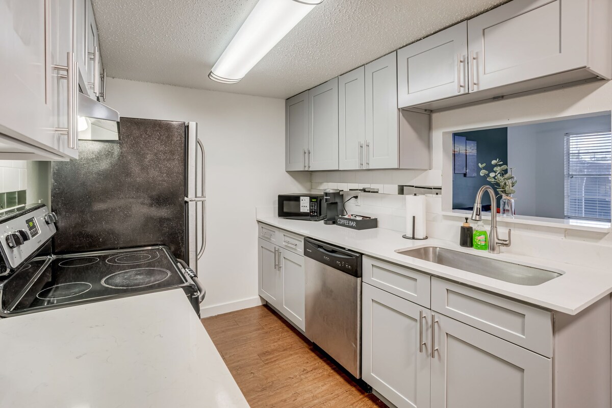 Cozy & Stylish Condo - 4 Mins from Downtown Austin