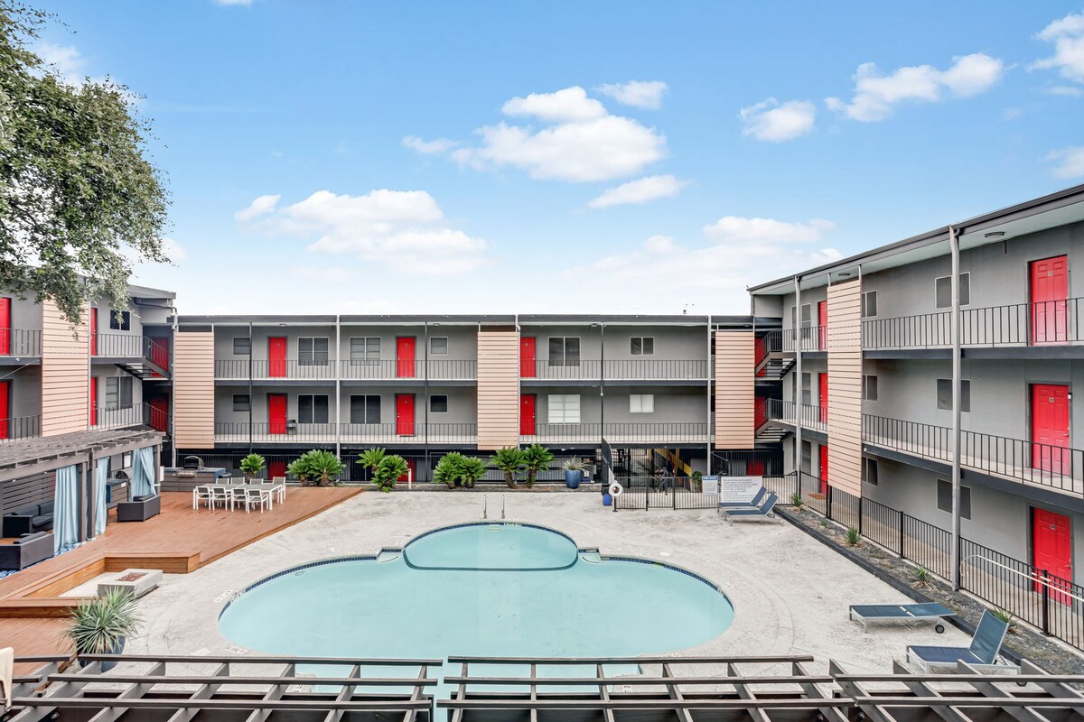 Cozy & Stylish Condo - 4 Mins from Downtown Austin