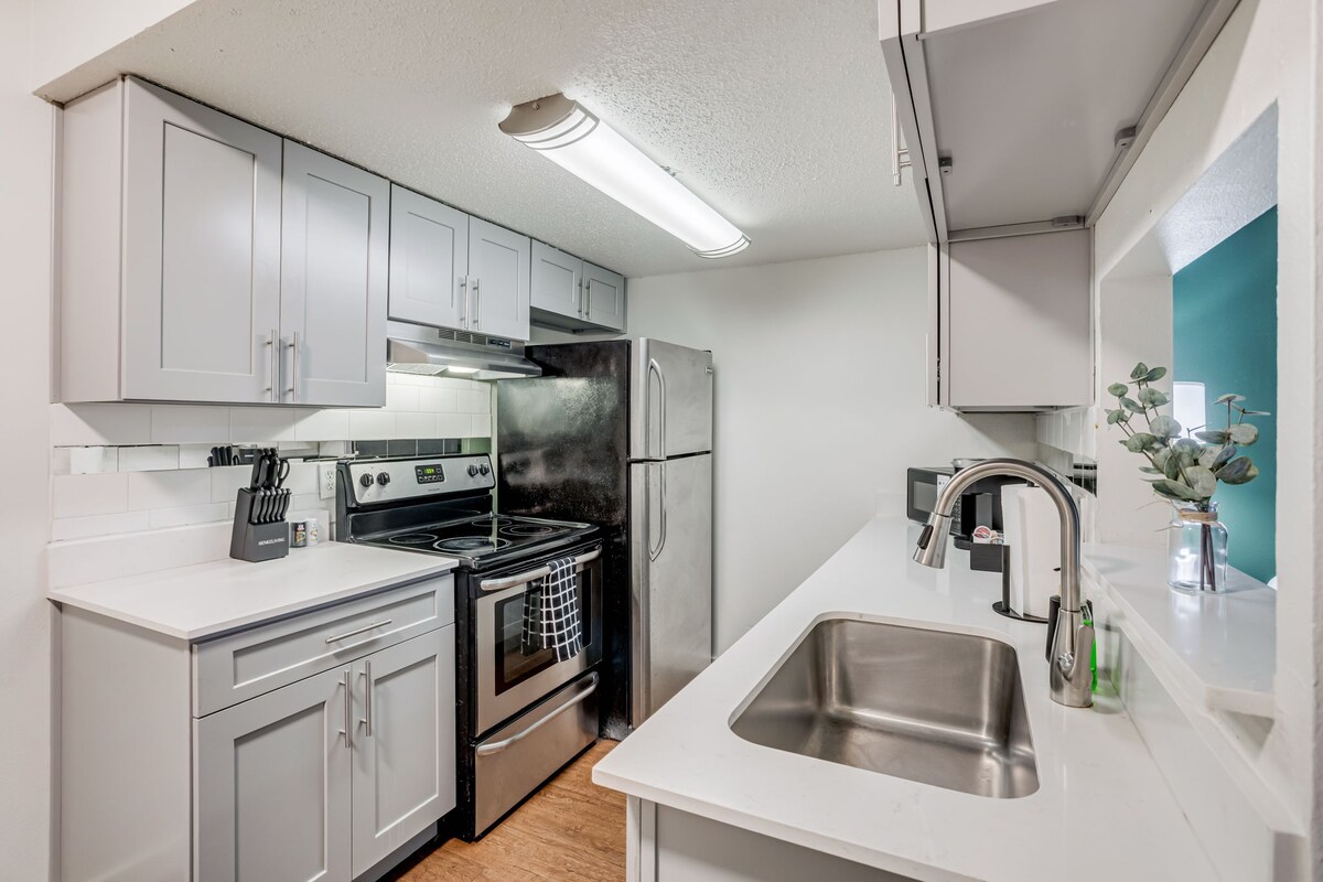 Cozy & Stylish Condo - 4 Mins from Downtown Austin