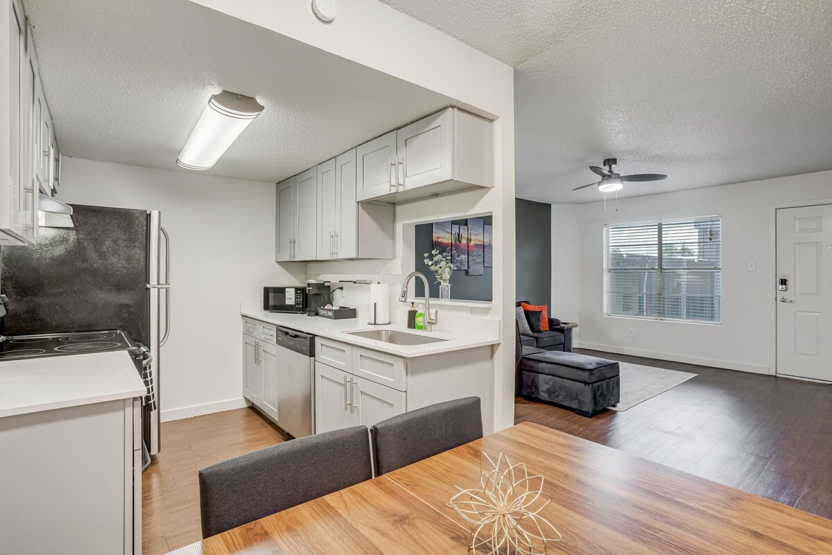 Cozy & Stylish Condo - 4 Mins from Downtown Austin