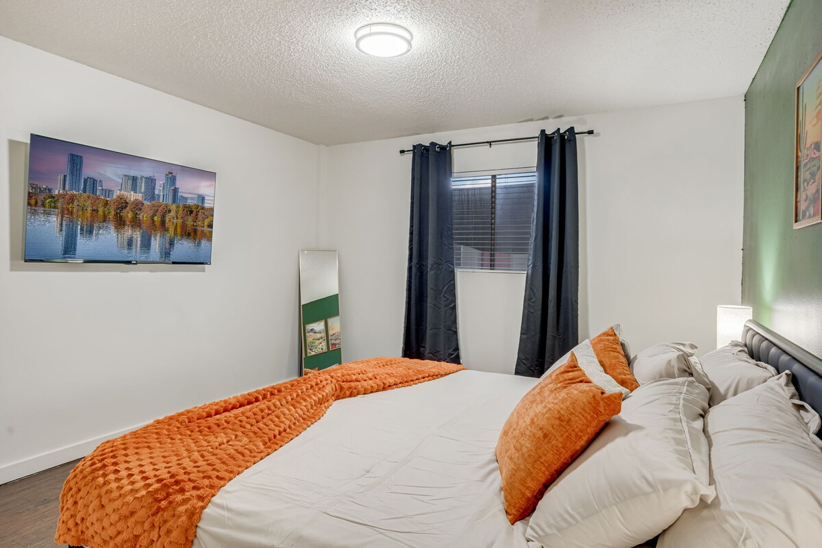 Cozy & Stylish Condo - 4 Mins from Downtown Austin
