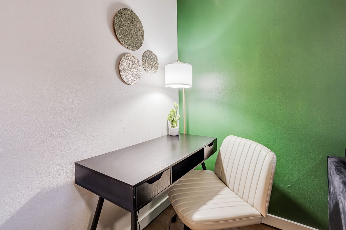 Cozy & Stylish Condo - 4 Mins from Downtown Austin