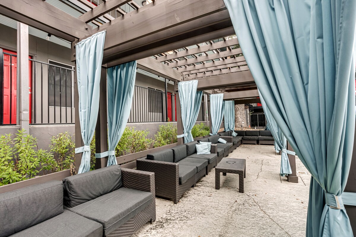 Cozy & Stylish Condo - 4 Mins from Downtown Austin