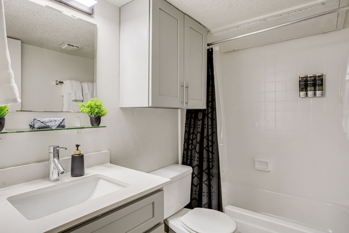 Cozy & Stylish Condo - 4 Mins from Downtown Austin