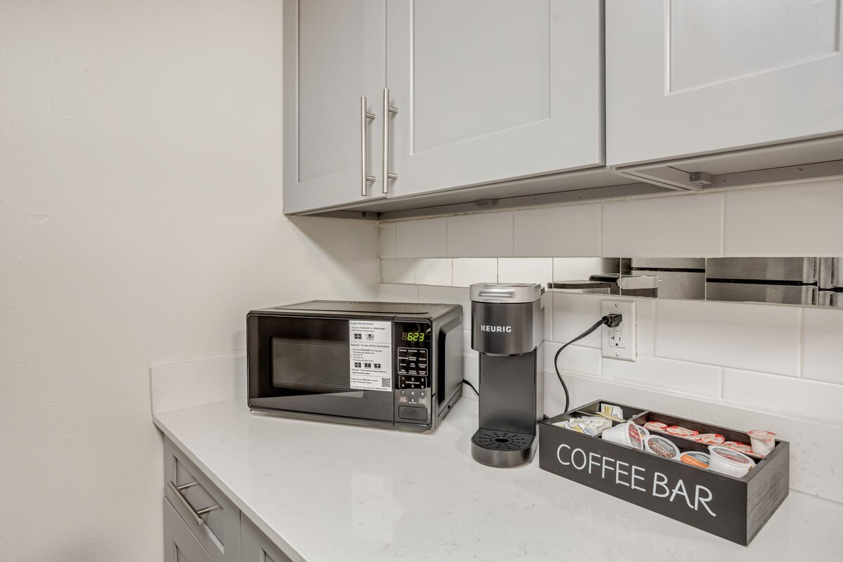 Cozy & Stylish Condo - 4 Mins from Downtown Austin