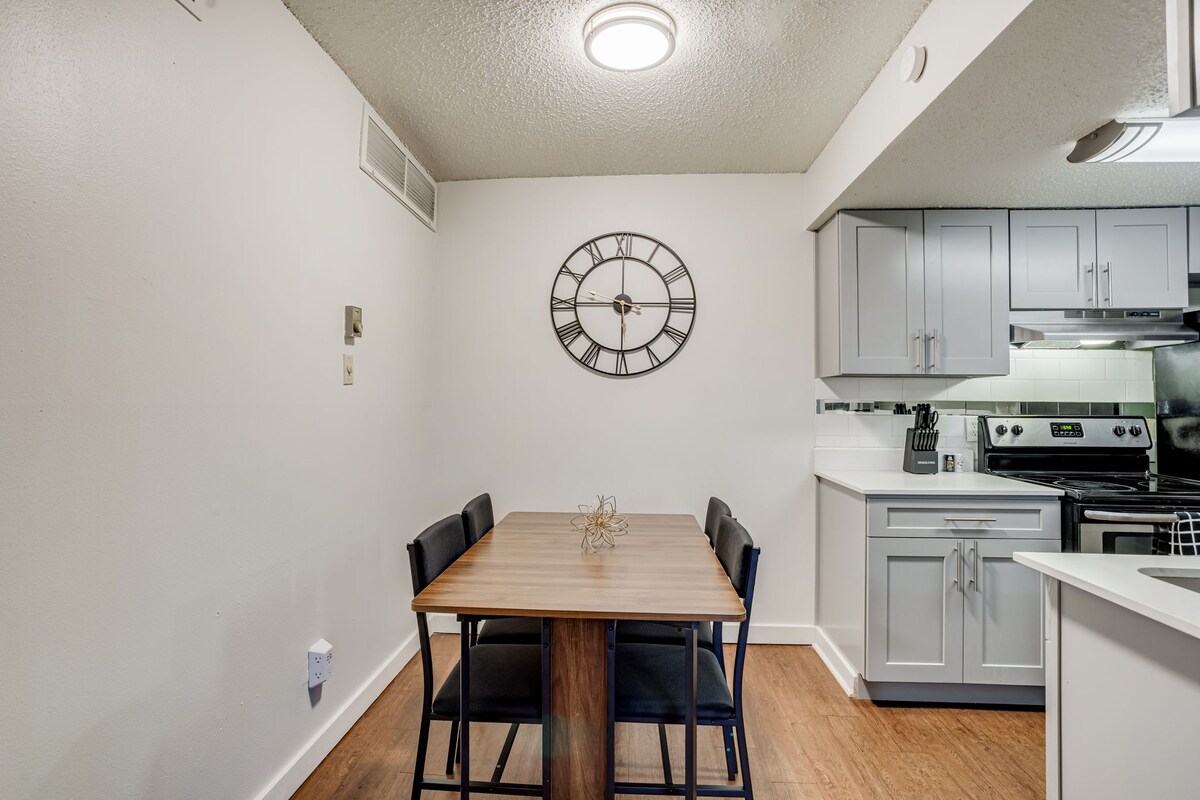 Cozy & Stylish Condo - 4 Mins from Downtown Austin