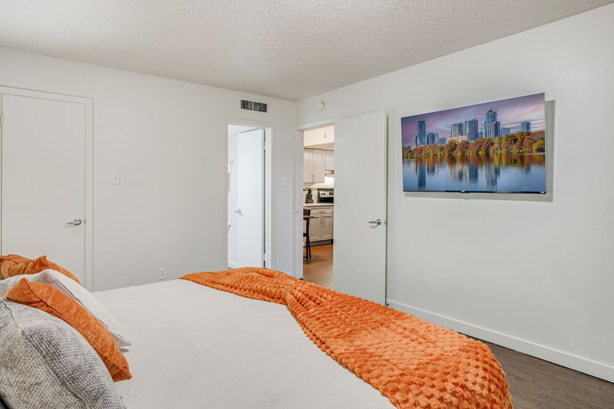 Cozy & Stylish Condo - 4 Mins from Downtown Austin