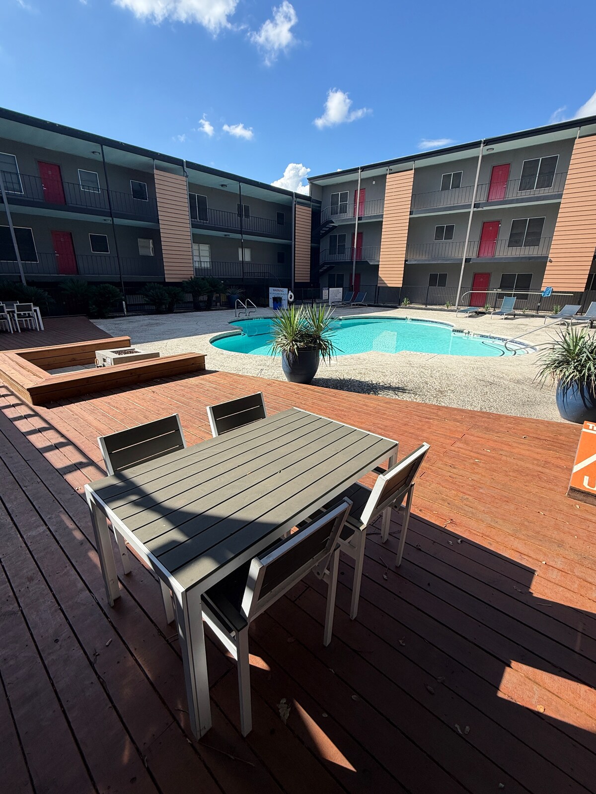 Cozy & Stylish Condo - 4 Mins from Downtown Austin