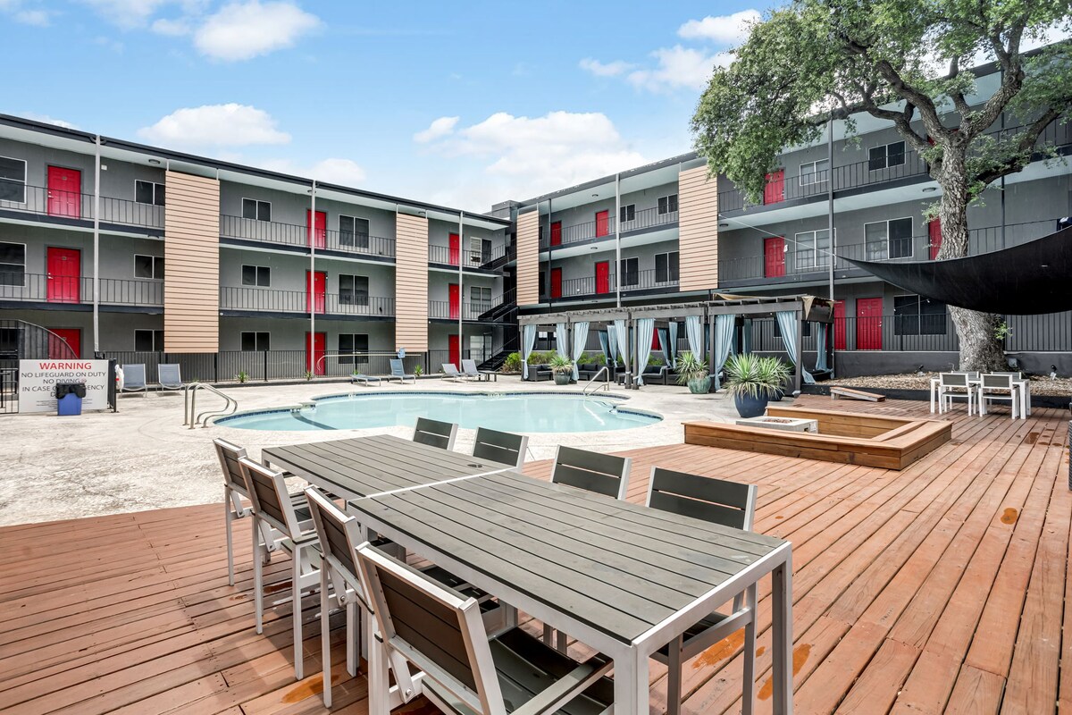 Cozy & Stylish Condo - 4 Mins from Downtown Austin