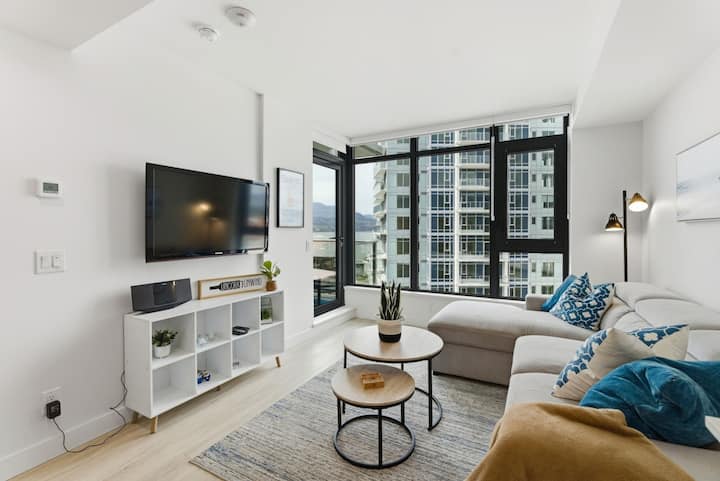 Epic Lake Views | Modern 1br - Kelowna