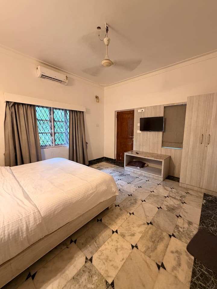 Bedroom 1 image 3
