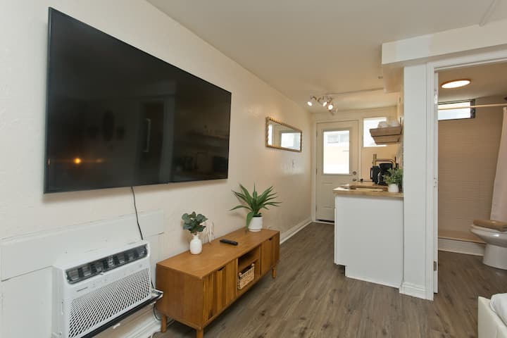 Waikiki Penthouse Steps To Beach 3 Bed 2 Bath New! - Honolulu, HI
