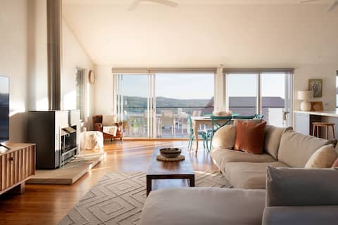 Successful Airbnb property: "Oceancrest" – Ocean Views & Fireplace in Copacabana