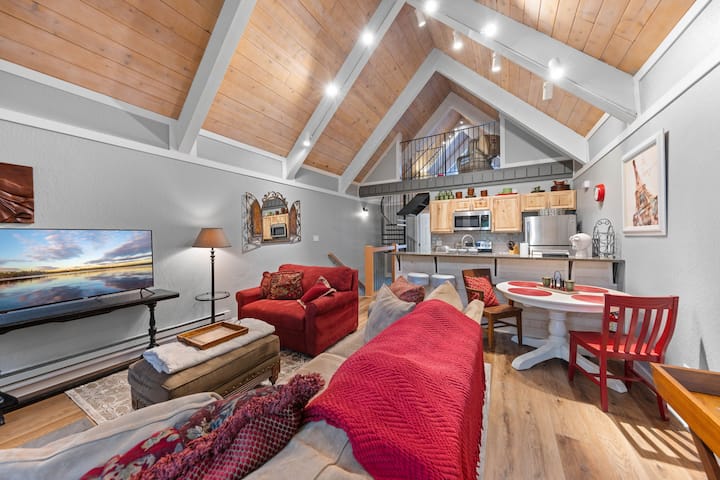 Tahoe Peaks & Shores Retreat - Carson City, NV