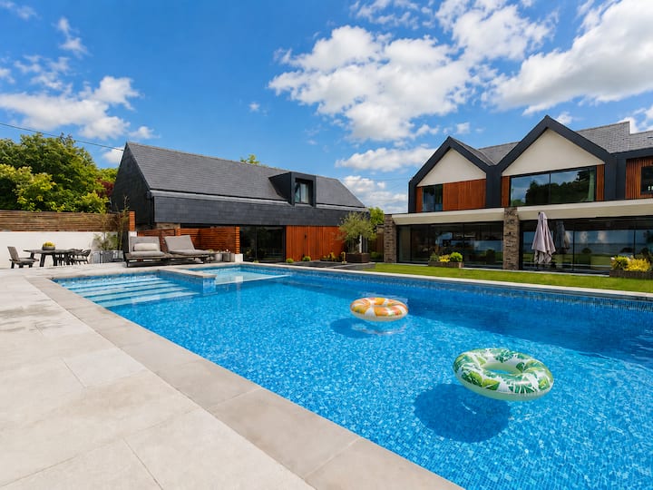 Modern Luxury House Pool Cinema Games Bar - Paultons Park Home of Peppa Pig World