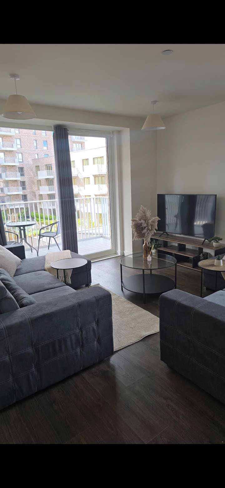 Stylish 2-bed London Flat |Sleeps 8| Balcony View - Watford