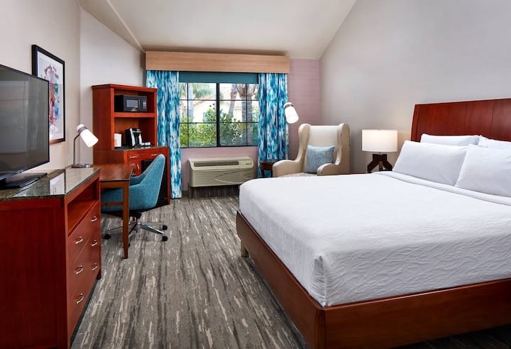 Premium Poolside King Suite | 0.1 Mi To Six Flags - Santa Clarita, CA