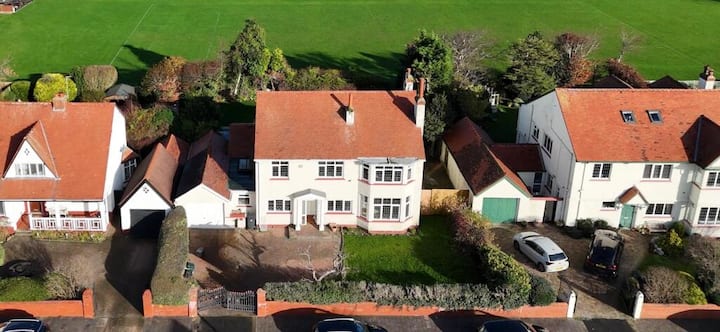 Quiet Location 5 Double Bedrooms - Southport
