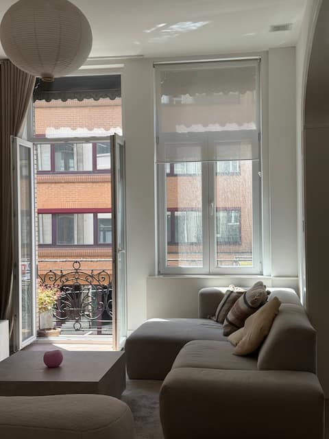 Successful Airbnb property: bright parisian-inspired apartment in the city in Antwerpen