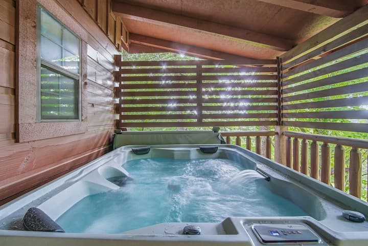 Relaxing Escape, Sleeps 4, Near Dollywood, Hot Tub - Sevierville