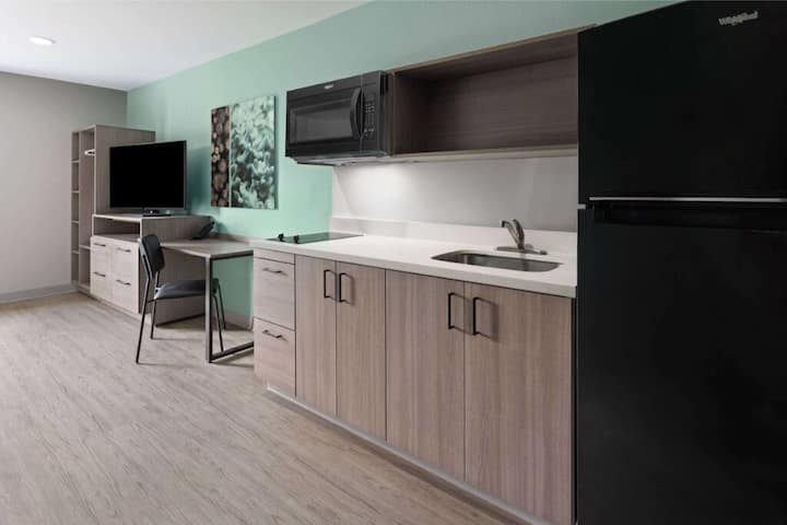 1 Queen Suite | Echo Richmond West | Pets Allowed - Ashland, VA