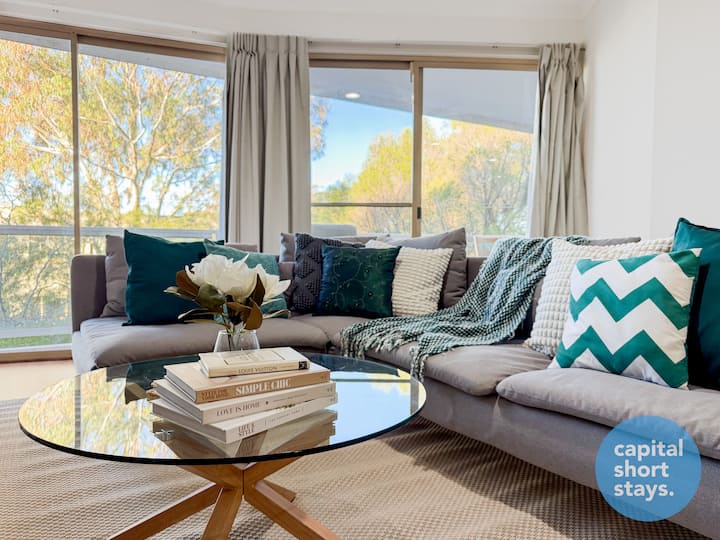 Family Home | Parliament | Golf Club | Bathtub - Canberra