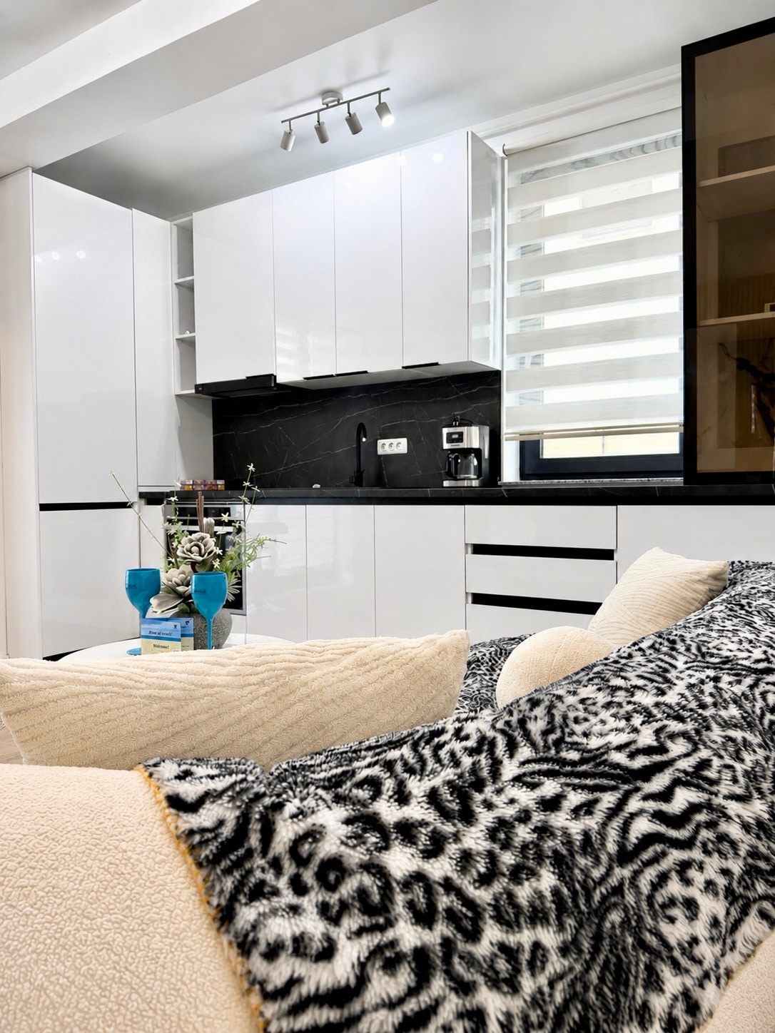 Aqua Vista Marmara 4 – Elegant Apartment, Sea View — Apartament — închiriere de vacanță cu vedere la mare în Năvodari, Romania, Constanța, România — fotografia principală a proprietății | Aqua Vista Rentals