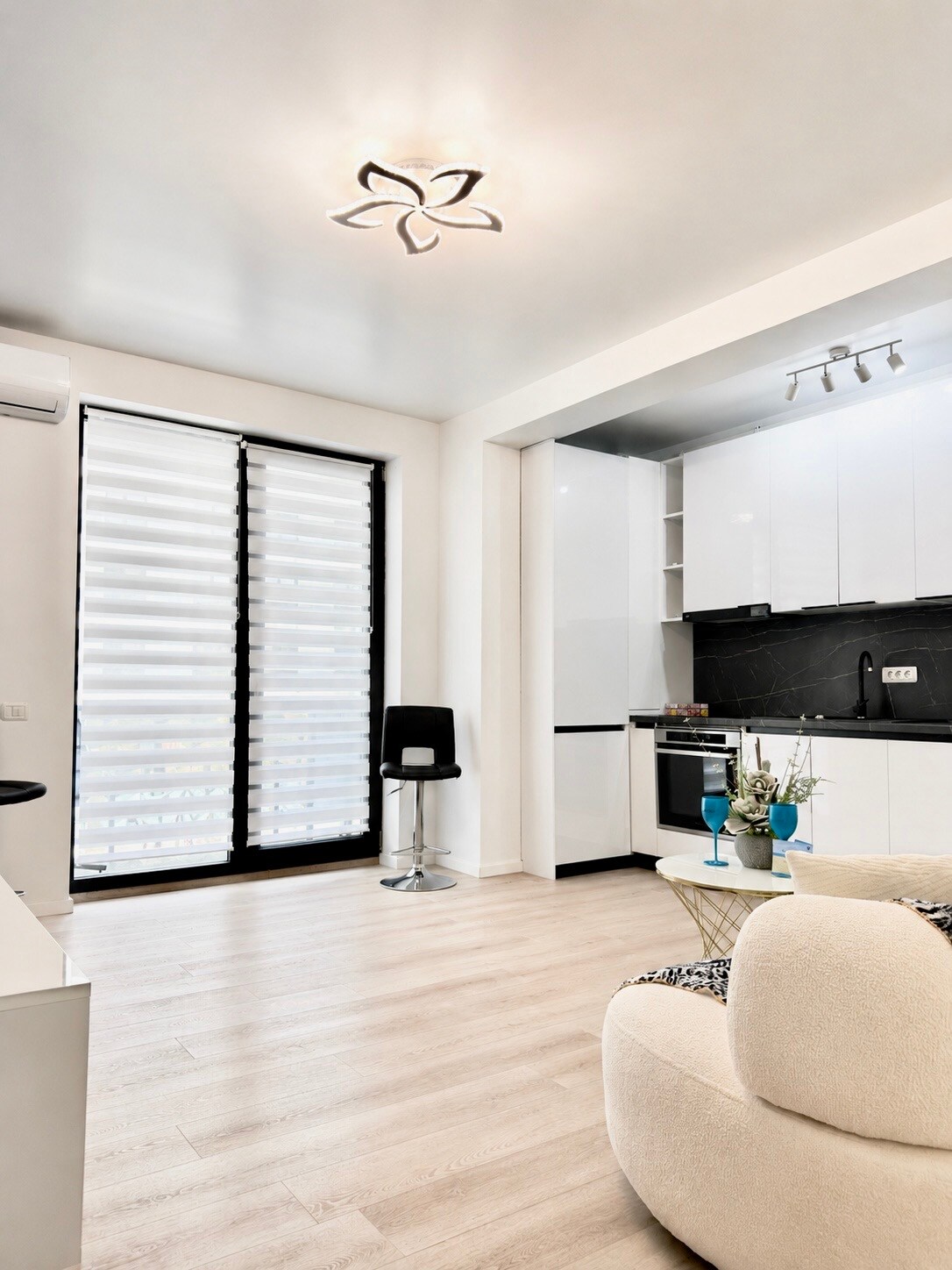 Aqua Vista Marmara 4 – Elegant Apartment, Sea View — Apartament — închiriere de vacanță cu vedere la mare în Năvodari, Romania, Constanța, România — fotografia 3 a proprietății | Aqua Vista Rentals