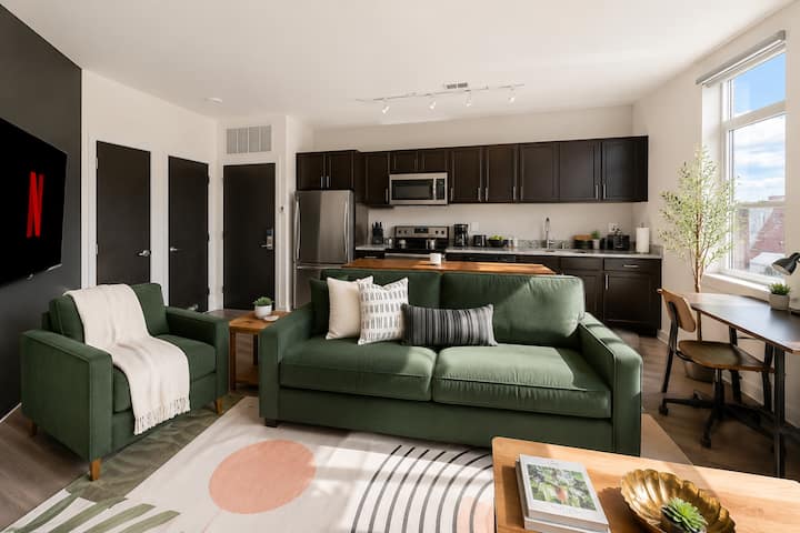 Brady St Suite • Rooftop Lounge & Gym • - Milwaukee