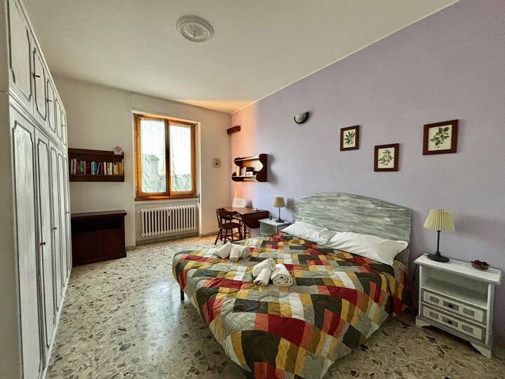 Dhomë gjumi dyshe e madhe dhe e ndritshme me një vend pune