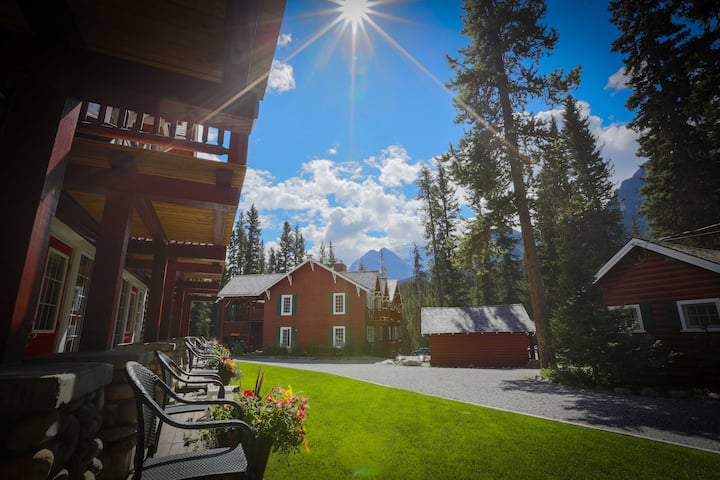 Lake Louise Escape With Private Deck & Views - Yoho National Park Of Canada