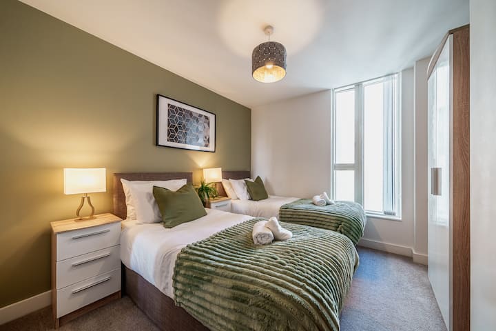 Recámara principal acogedora con una cama cómoda y un ambiente relajante.