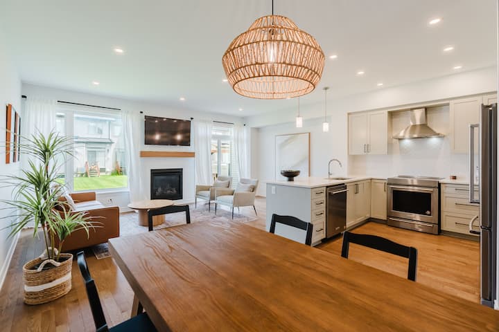 Spacious Family Home | Airport Downtown - Ottawa