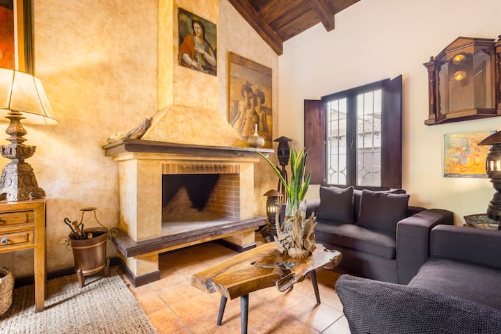 Encantadora Casa Colonial Con Jardín - Antigua Guatemala