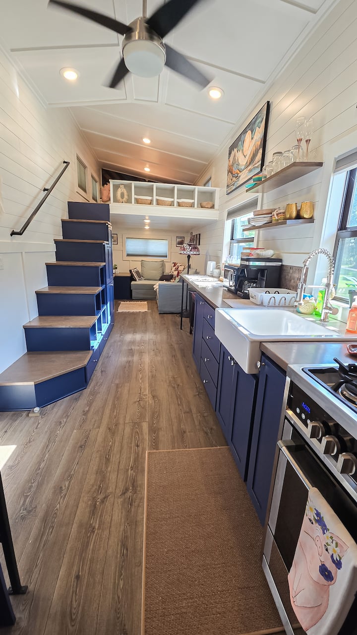 The Red Door Retreat; Tiny Home Near Lake James. - Lake James, NC