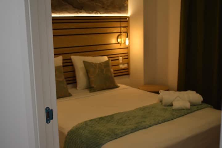 Triple Or Twin Room. Sofa Bed And Priv. Bathroom - Madrid